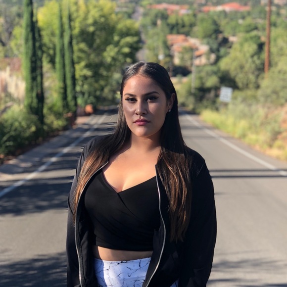 Meet your Poshers, Melanie and Taylor - Picture 1 of 2